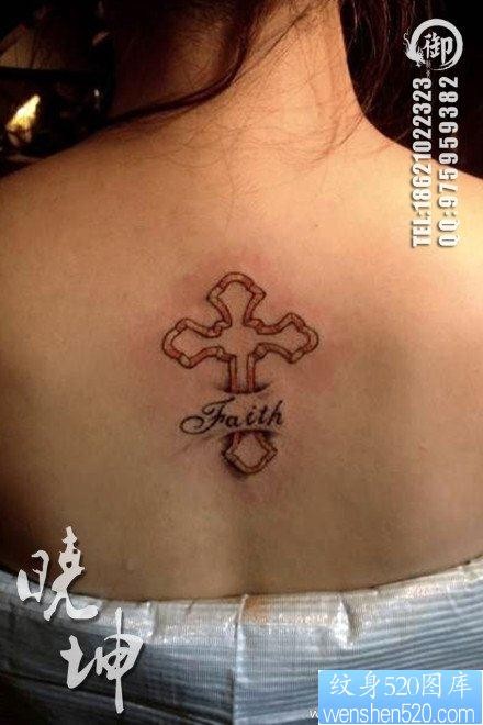 女人背部简单唯美的十字架纹身图片