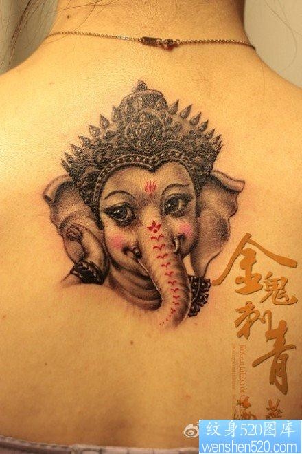 女人背部潮流流行的象神纹身图片