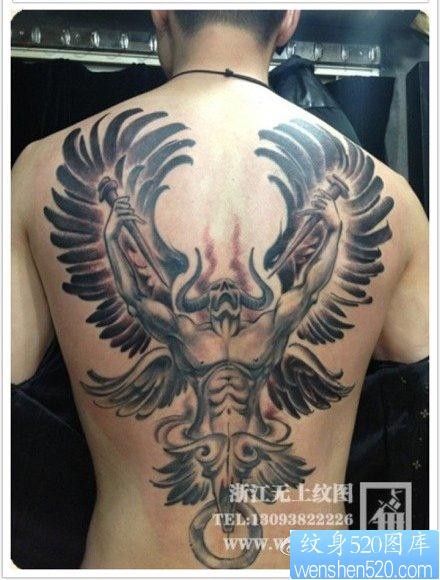 男生背部潮流超酷的恶魔纹身图片