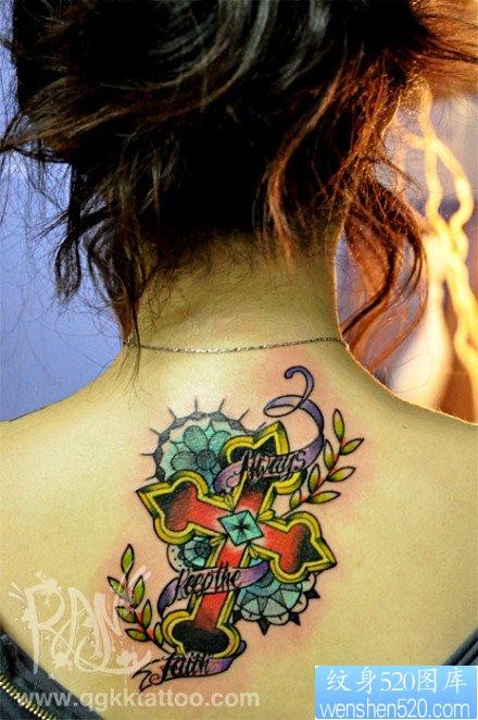 女人背部潮流精美的十字架纹身图片