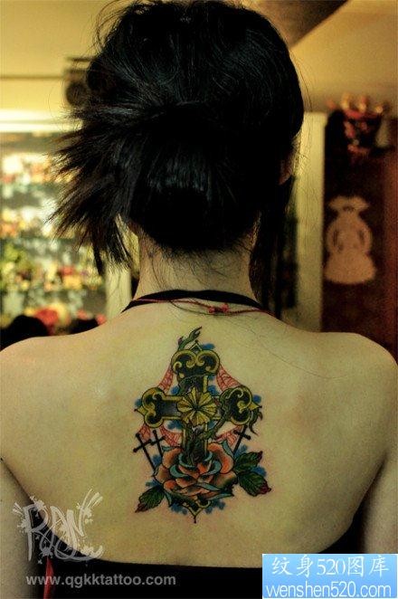 女人背部潮流好看的十字架纹身图片