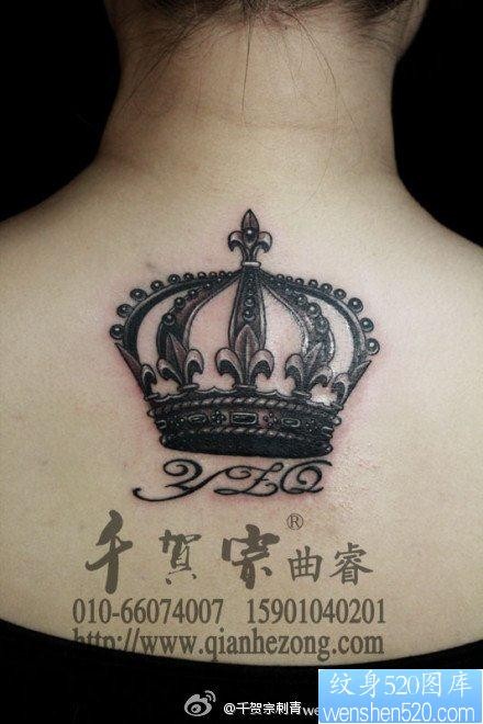 女人背部经典的黑灰皇冠纹身图片