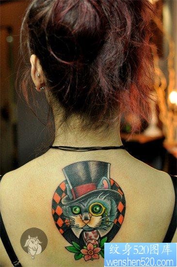 美女背部潮流流行的猫咪纹身图片