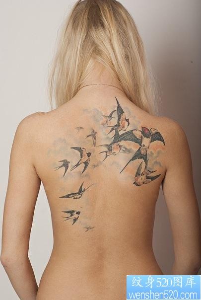美女背部潮流流行的燕子纹身图片