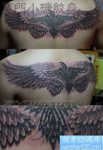 男生背部潮流经典的翅膀纹身图片