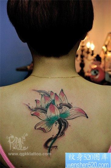 美女背部漂亮流行的莲花纹身图片