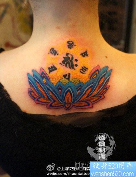 女人背部漂亮潮流的彩色莲花纹身图片