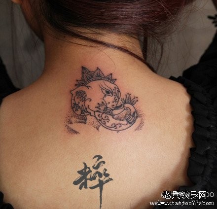 女人背部潮流经典的小象纹身图片
