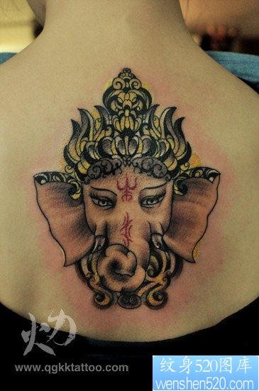 女人背部潮流漂亮的象神纹身图片