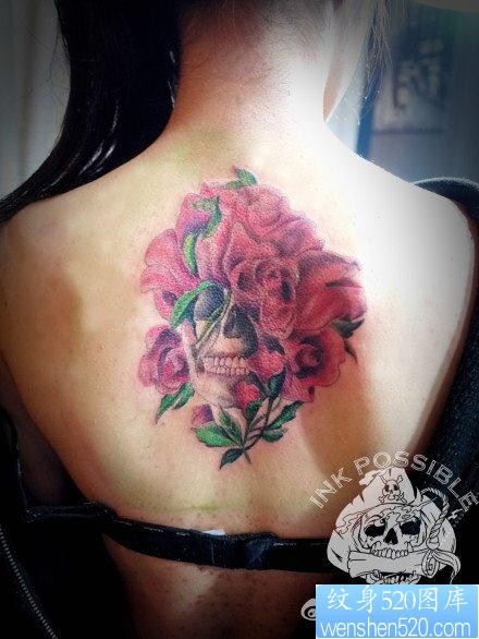 女人背部唯美好看的骷髅与花卉纹身图片