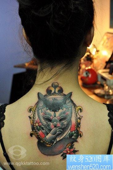 女人背部精美潮流的猫咪纹身图片