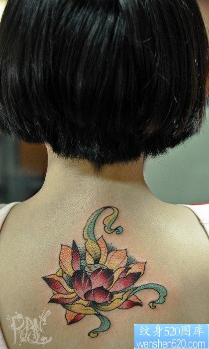 女人后背漂亮流行的莲花纹身图片