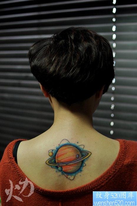 女人后背漂亮的彩色土星纹身图片