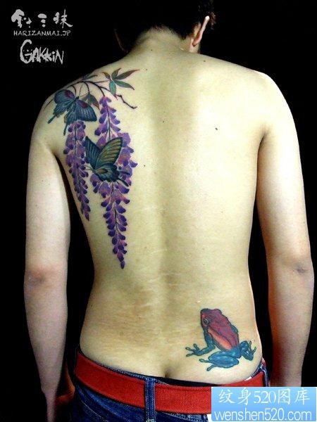 男人背部潮流经典的蝴蝶纹身图片