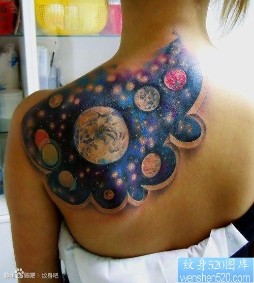 女性背部超酷的彩色星空纹身图片