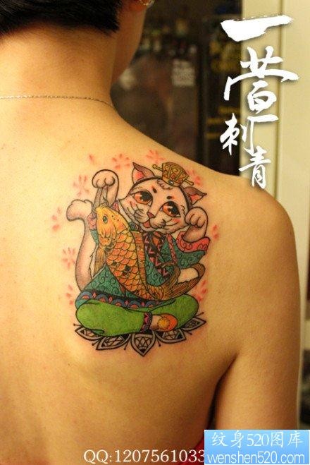 男人背部可爱潮流的猫咪钓鱼纹身图片