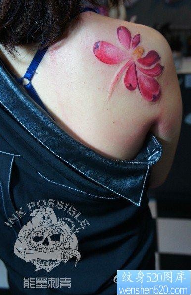 女人肩背精美漂亮的莲花纹身图片