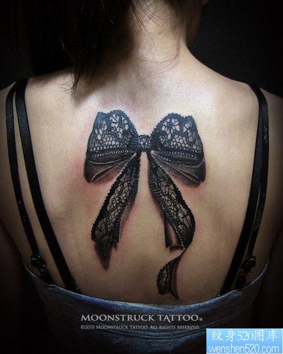 美女背部潮流性感的蕾丝蝴蝶结纹身图片