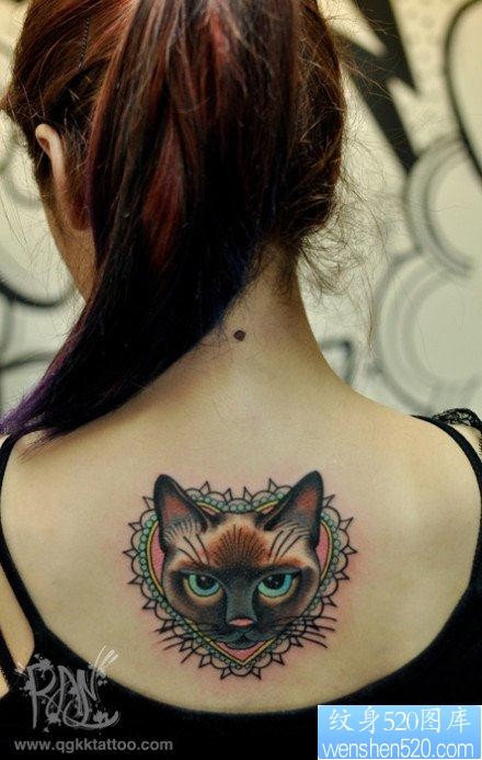 女人背部经典潮流的猫咪纹身图片