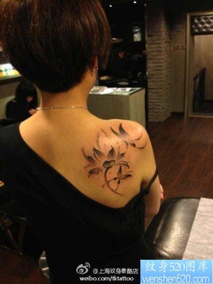 美女后肩背唯美的莲花与蝴蝶纹身图片