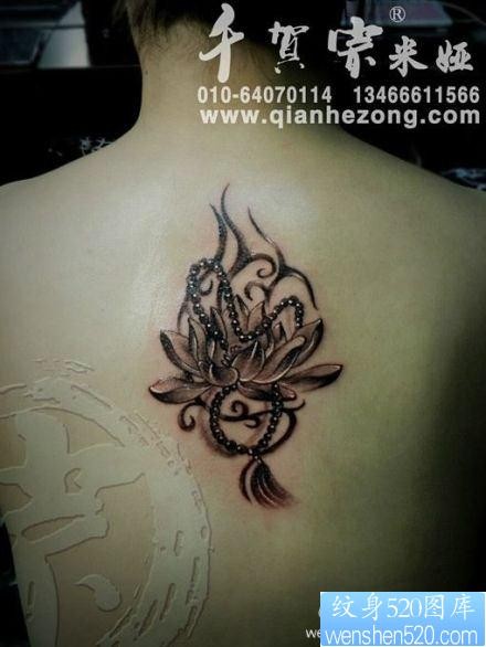 背部潮流好看的莲花与佛珠纹身图片