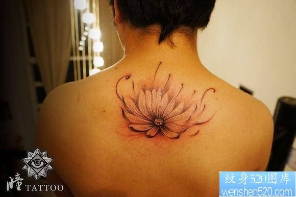 背部流行精美的水墨莲花纹身图片