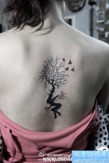 女人后背唯美潮流的小树纹身图片