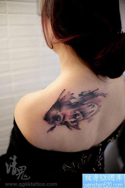 女人后肩背时尚的水墨小金鱼纹身图片