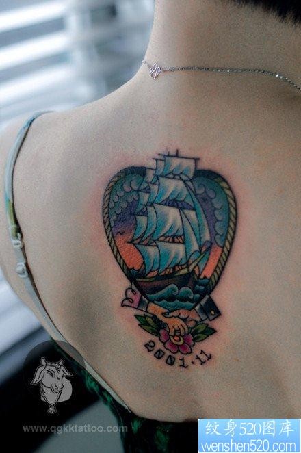 女人后背精美时尚的帆船纹身图片