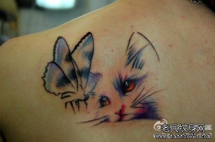 后背时尚潮流的猫咪与蝴蝶纹身图片