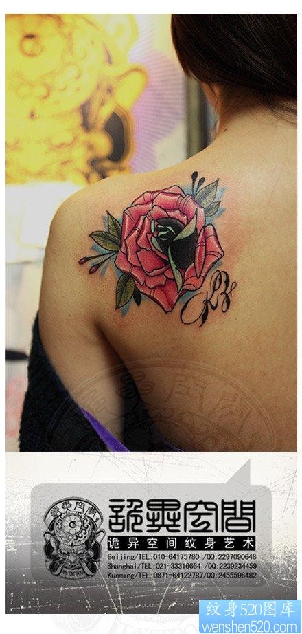 美女后肩背漂亮经典的玫瑰花纹身图片
