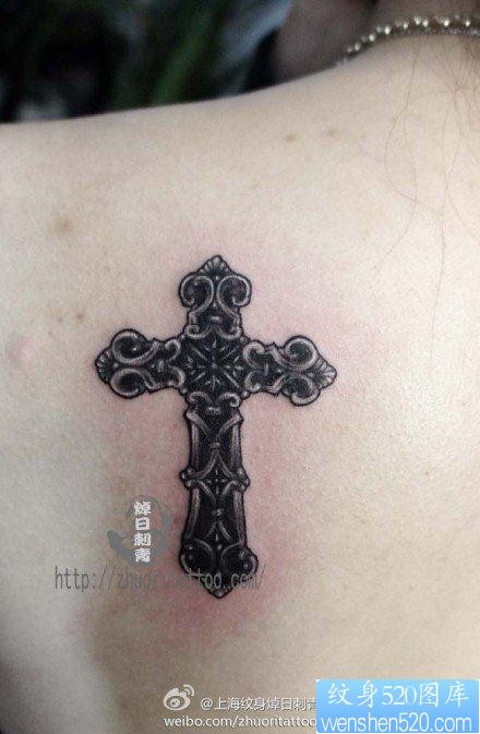 后背经典潮流的十字架纹身图片