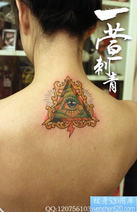女人背部好看的彩色全知之眼纹身图片