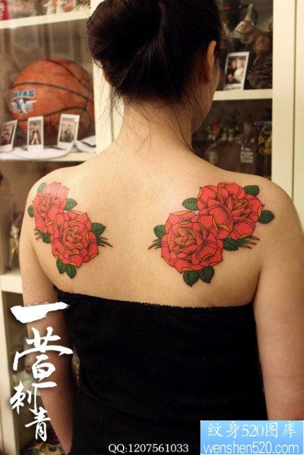 女人后背漂亮精美的玫瑰花纹身图片