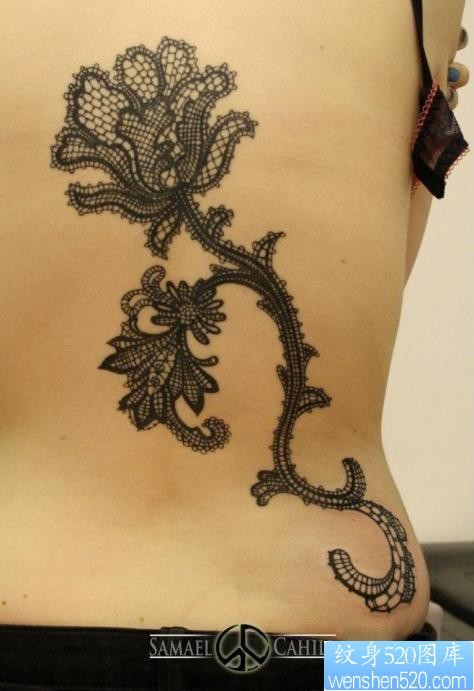 女人背部精美的蕾丝莲花纹身图片