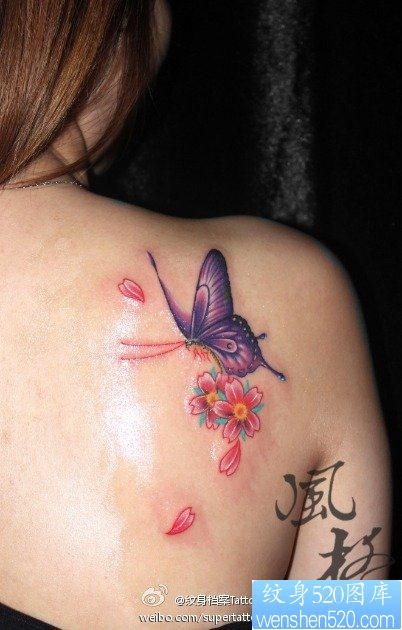 女人肩背潮流漂亮的蝴蝶樱花纹身图片
