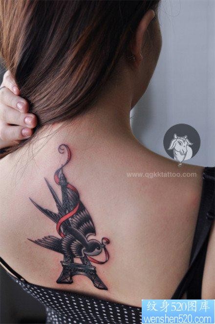 女人后背时尚的燕子巴黎铁塔纹身图片