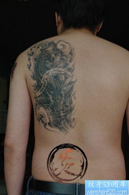 男生后背时尚帅气的鳌鱼纹身图片