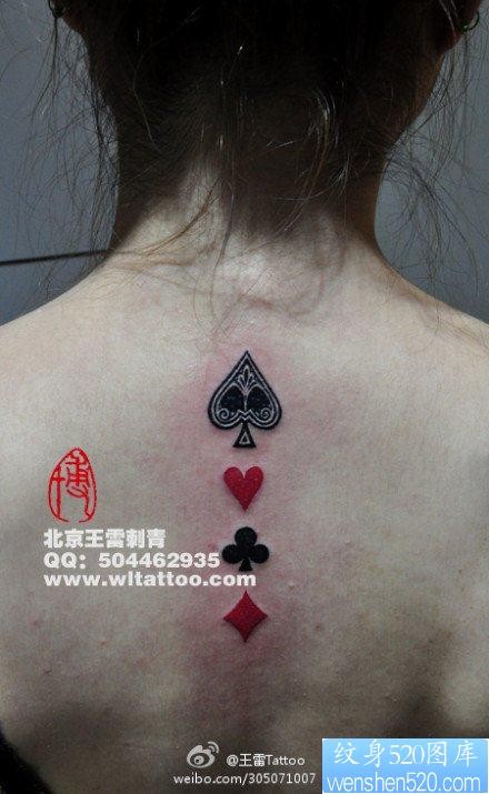 女人后背时尚精美的扑克牌纹身图片