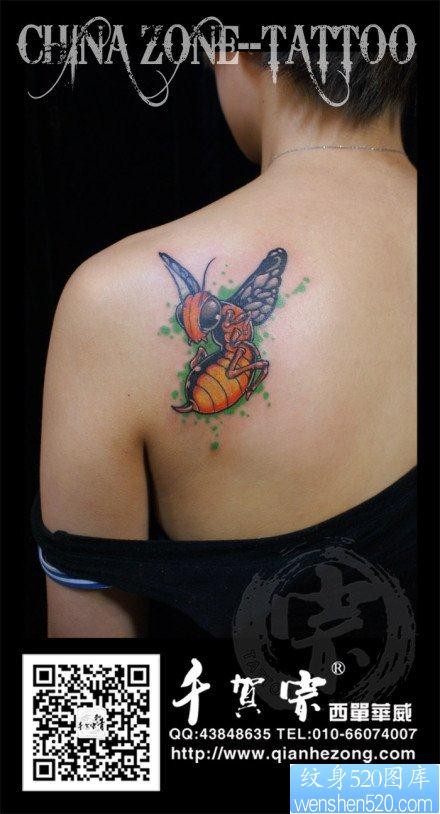 后肩背时尚潮流的小蜜蜂纹身图片