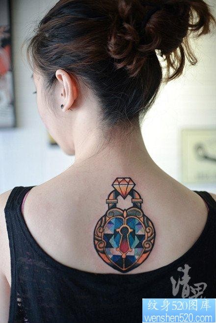 女人后背时尚漂亮的一幅钻石锁纹身图片