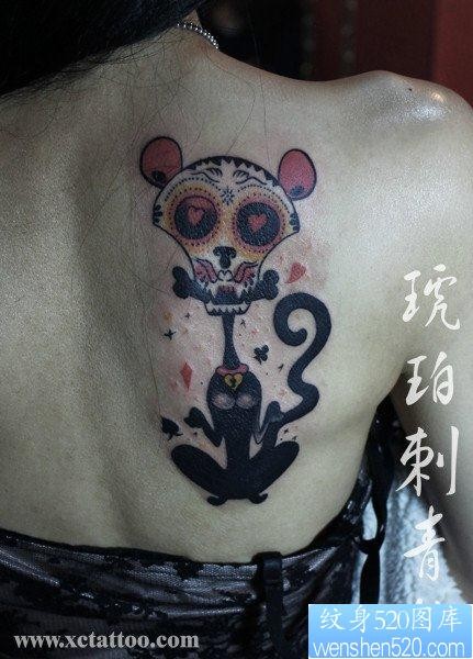 女人后背时尚另类的猫咪纹身图片