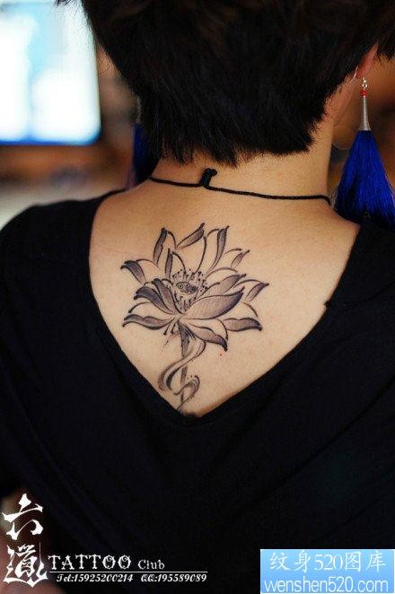女人背后唯美的黑白莲花纹身图片