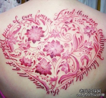 后背漂亮的心形的花体字母与莲花纹身图片