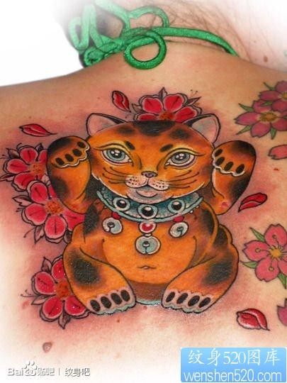 女人后背时尚经典的招财猫纹身图片