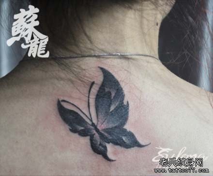 女人后背小巧时尚的蝴蝶纹身图片
