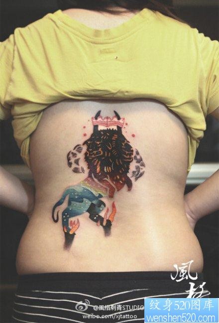女人后背经典时尚的星空狮子纹身图片