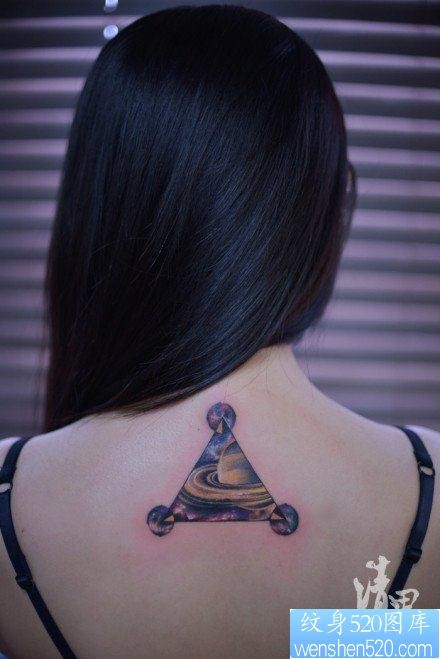 女人后背漂亮精美的三角星空纹身图片