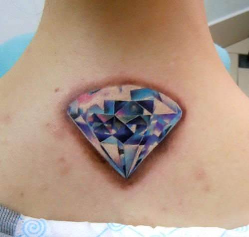 女人后背漂亮时尚的钻石纹身图片