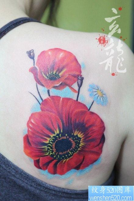 美女肩背唯美漂亮的彩色花卉纹身图片